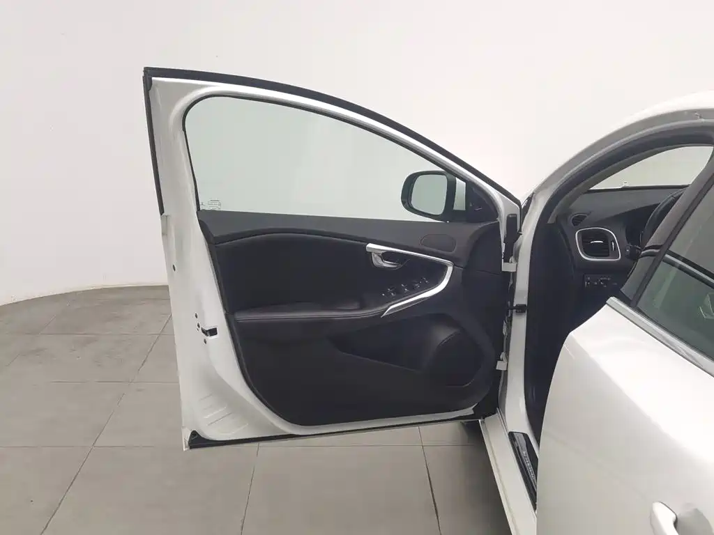 Photo 8 - Volvo V40