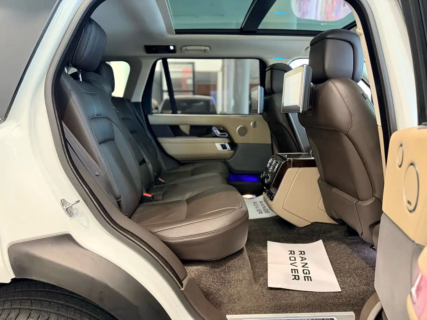 Land Rover Range Rover 2020 3.0 L6 Heritage Extended Edition фото 20