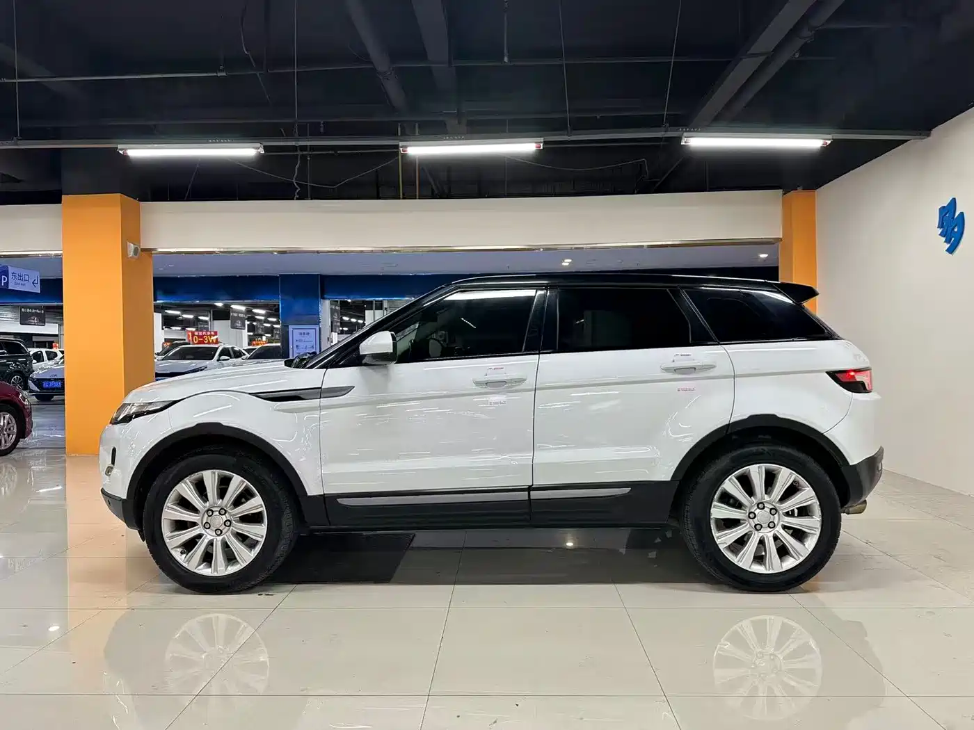 Land Rover Range Rover Evoque 2015 2.0T 5-Door Intelligent Edition фото 9