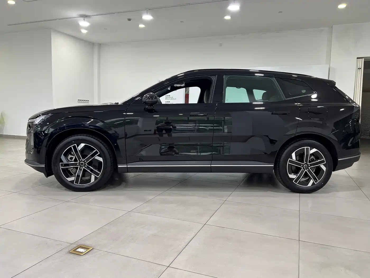Volvo XC70 Plug-in Hybrid 2026 2025 Standard