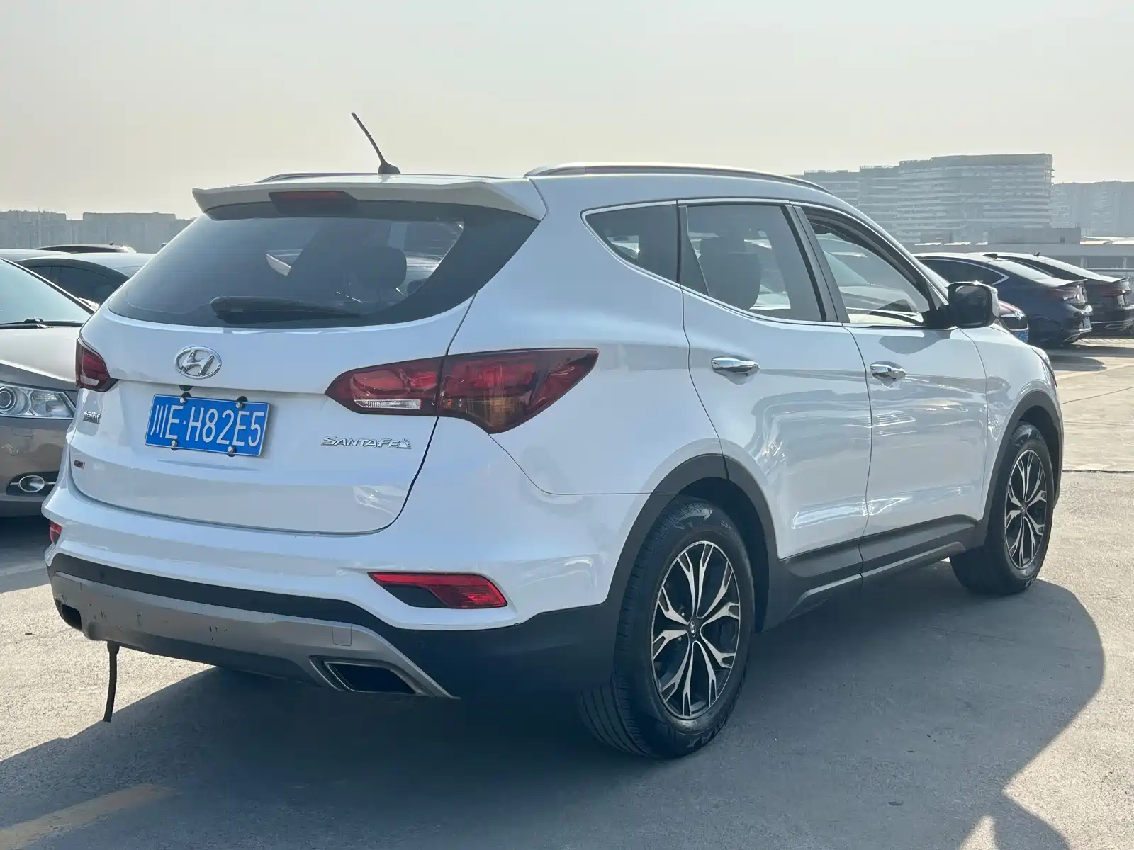Photo 4 - Hyundai Santa Fe