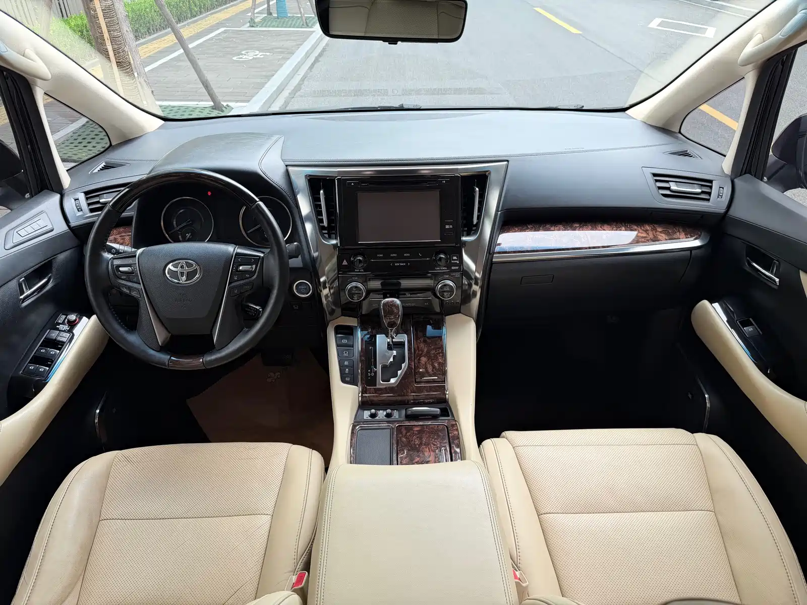 Фото 9 - Toyota Alphard