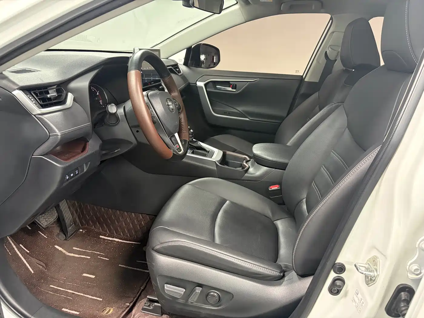 Toyota RAV4 Rongfang 2022 2.0L CVT 2WD Premium Edition фото 10