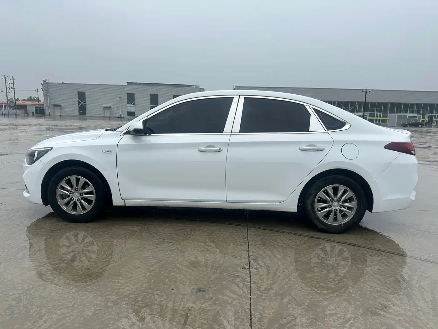 Hyundai Elantra 2017 1.6L Manual GLS Value Edition фото 13