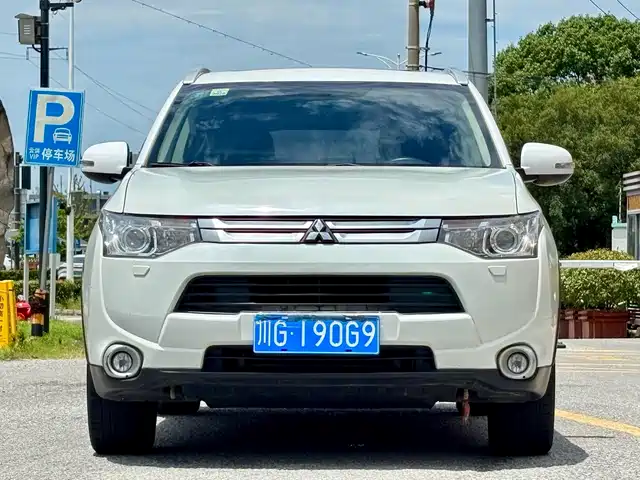  Mitsubishi Outlander (Import) 2014 2.4L 4WD Luxury Value Edition 7-seater