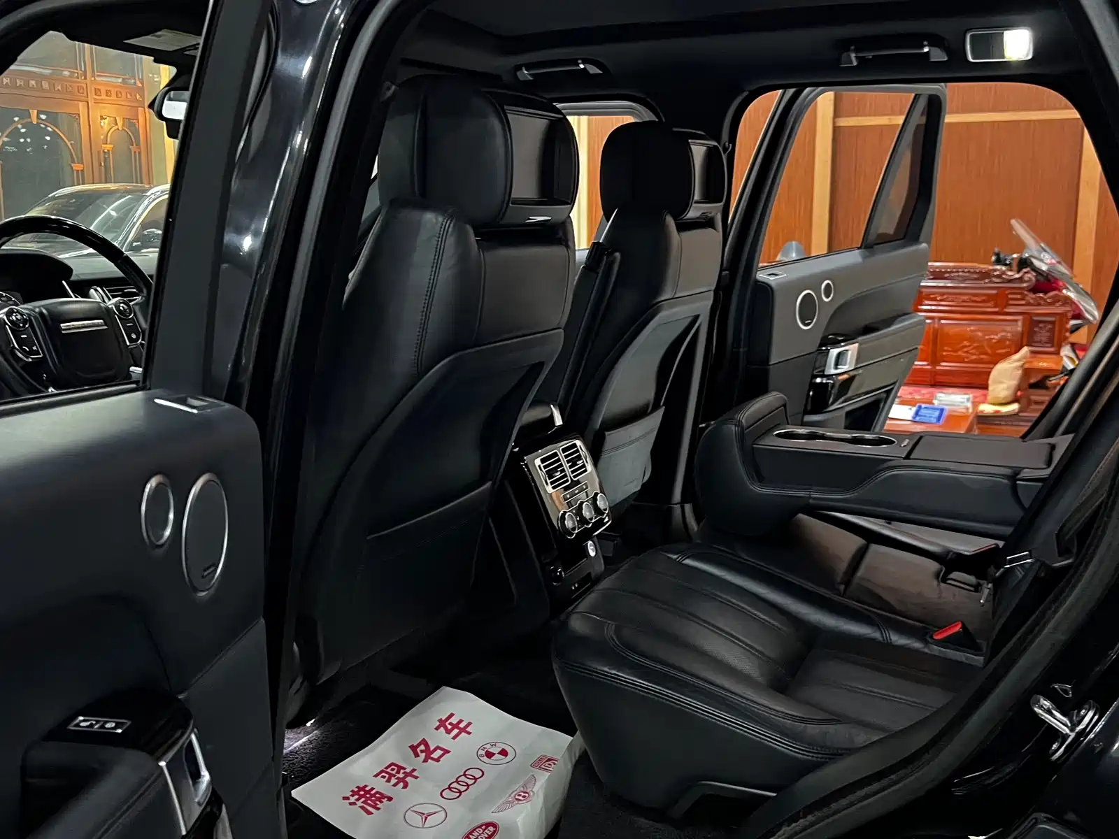 Photo 12 - Land Rover Range Rover
