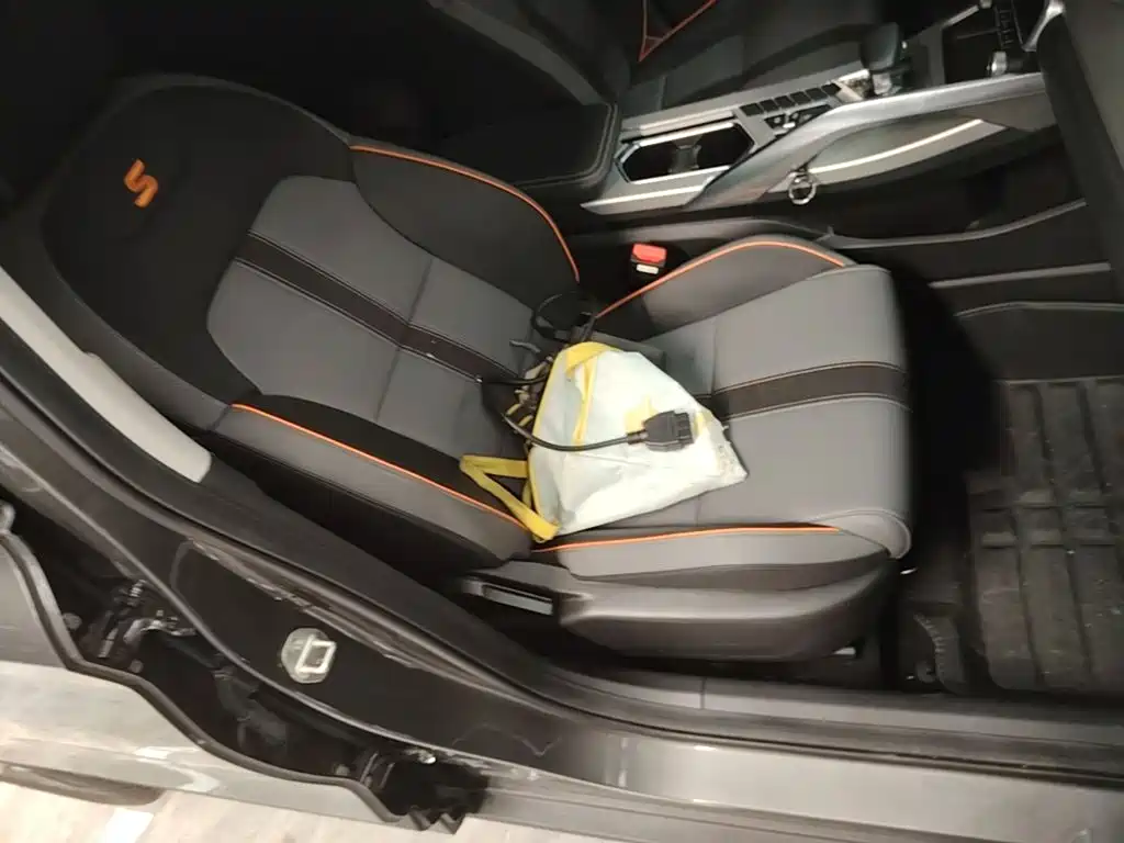 Фото 25 - Geely Coolray