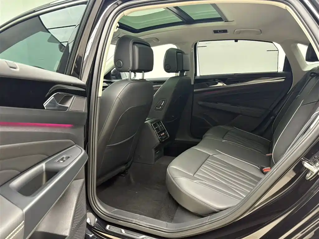 Volkswagen Passat 2022 330TSI Luxury Edition фото 2