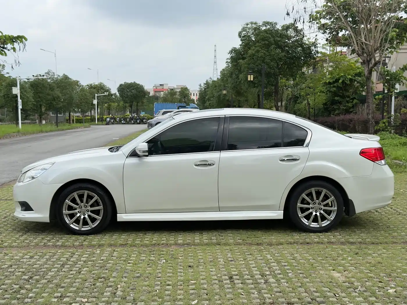 Subaru Legacy 2010 Model 2.5i Luxury Edition фото 6