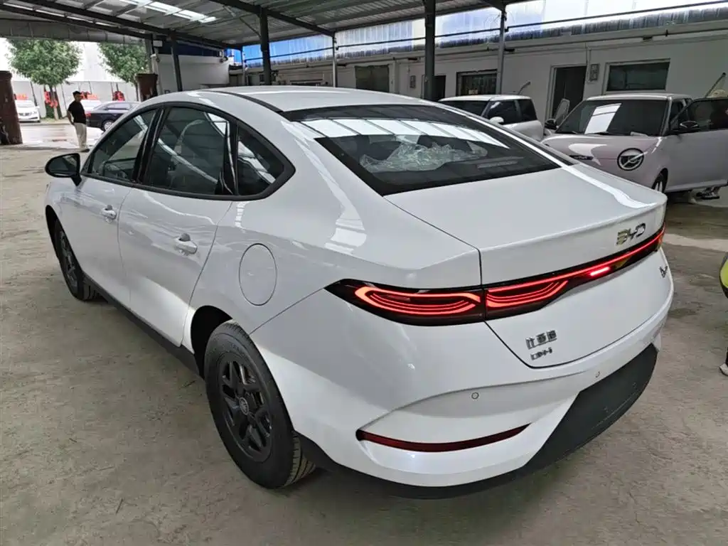 BYD Qin PLUS 2026 DM-i Smart Edition 128KM Progressive фото 5