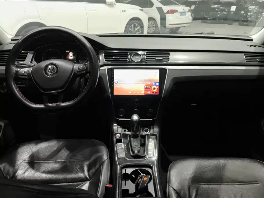 Volkswagen Passat 2016 330TSI DSG Executive Edition фото 12