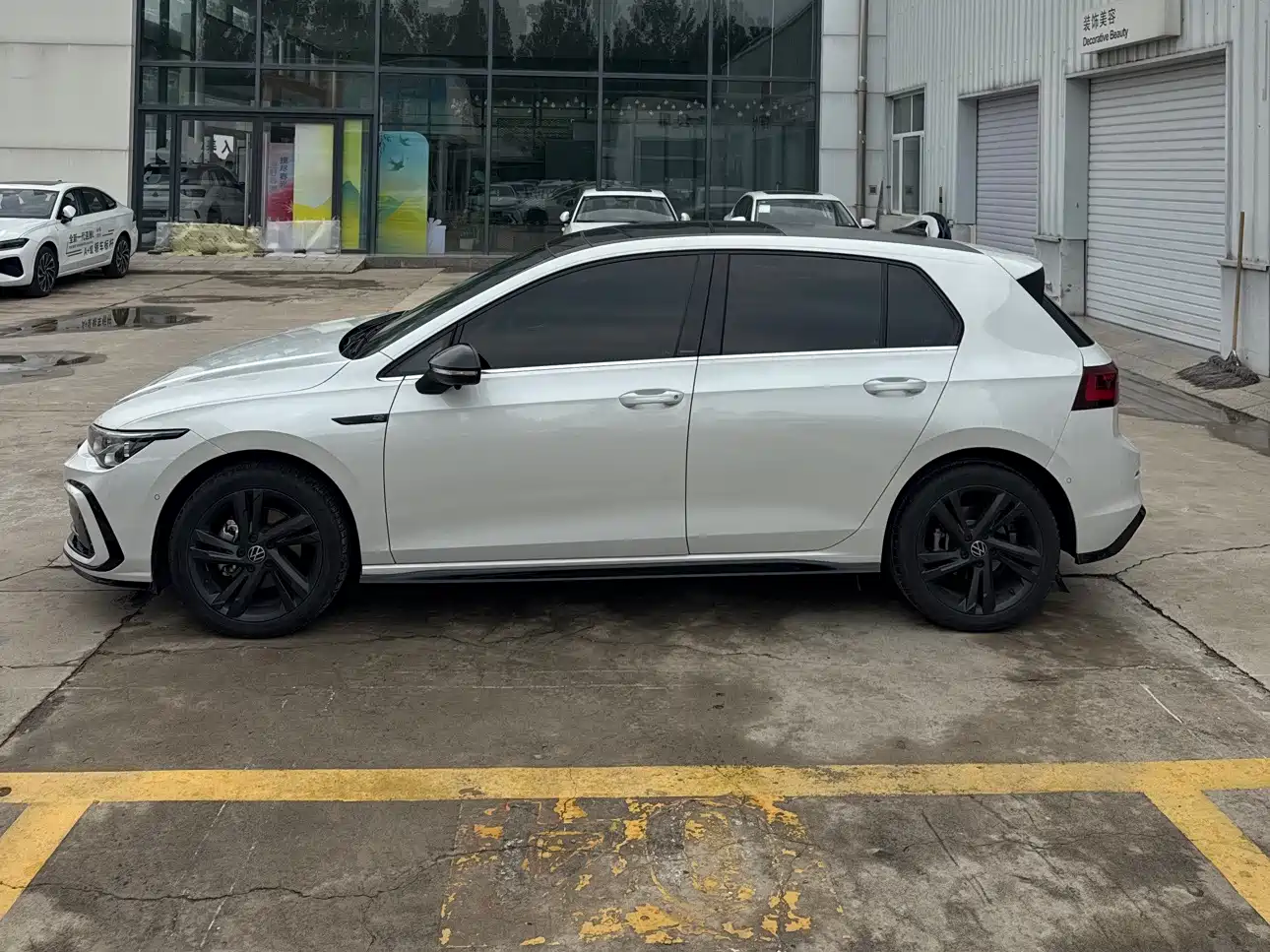 Volkswagen Golf 2024 280TSI DSG R-Line 50th Anniversary Edition фото 3