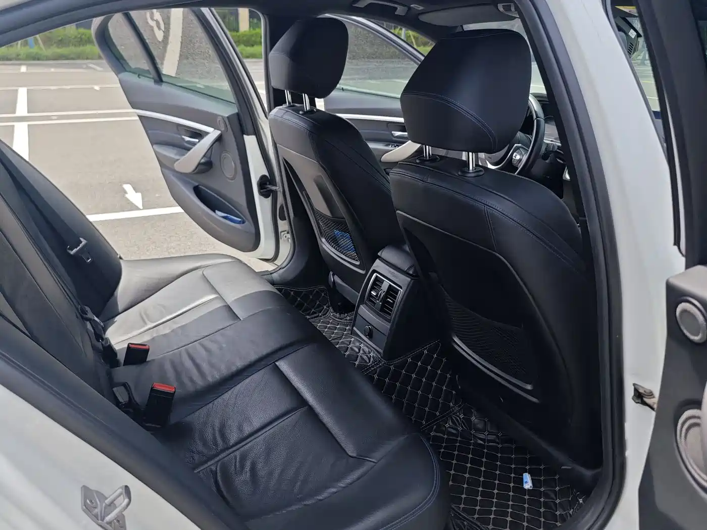 BMW 3 Series 2019 320i M Sport Black Night Edition фото 6