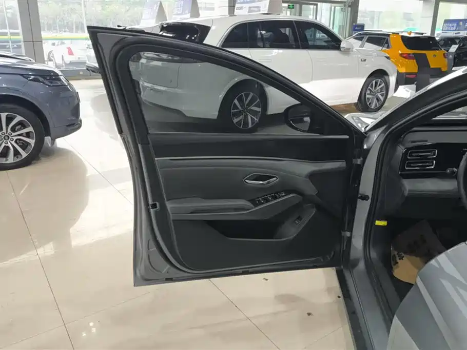 BYD Qin L 2024 DM-i 80KM Leading Edition фото 6