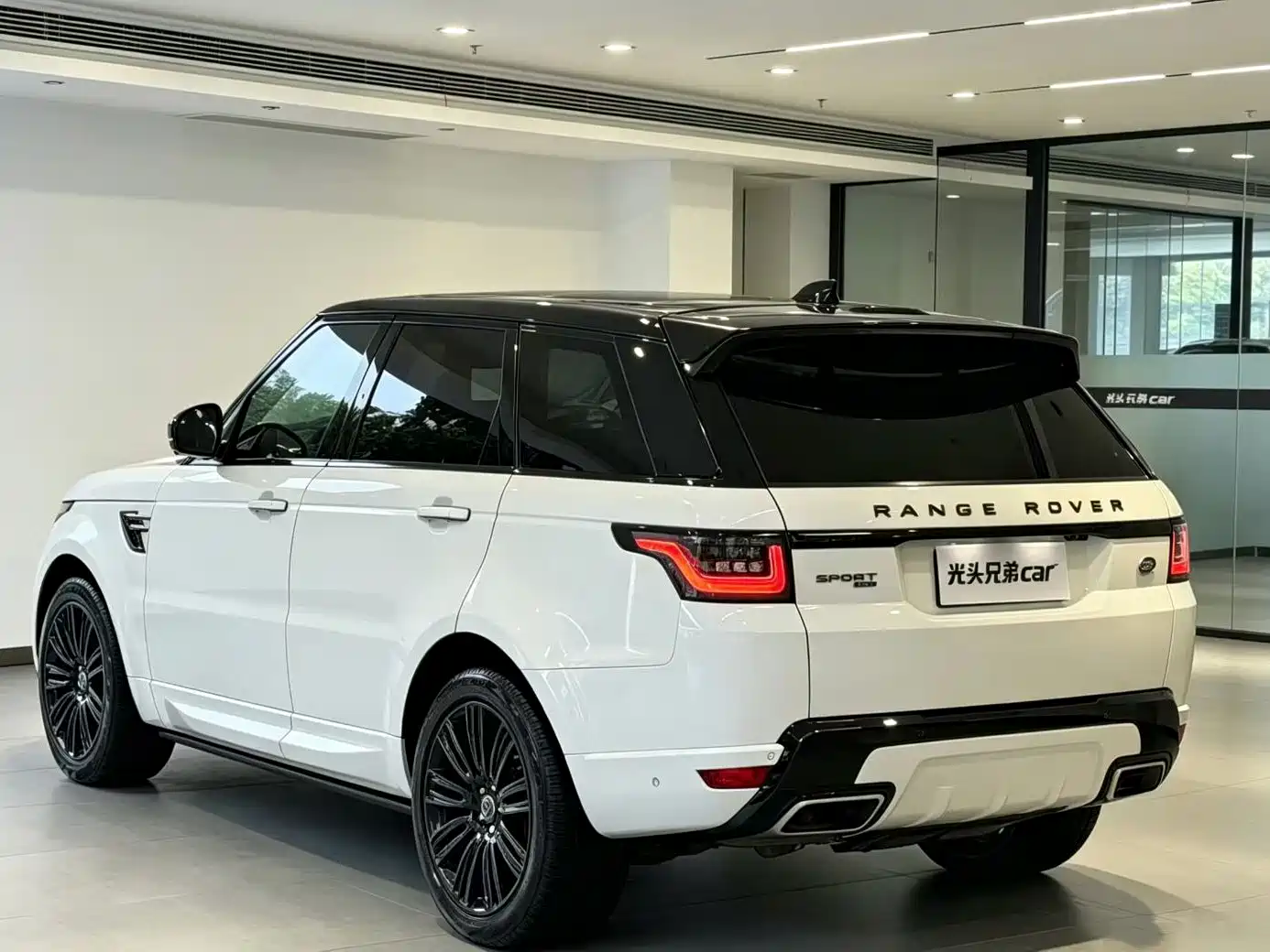 Фото 2 - Land Rover Range Rover Sport