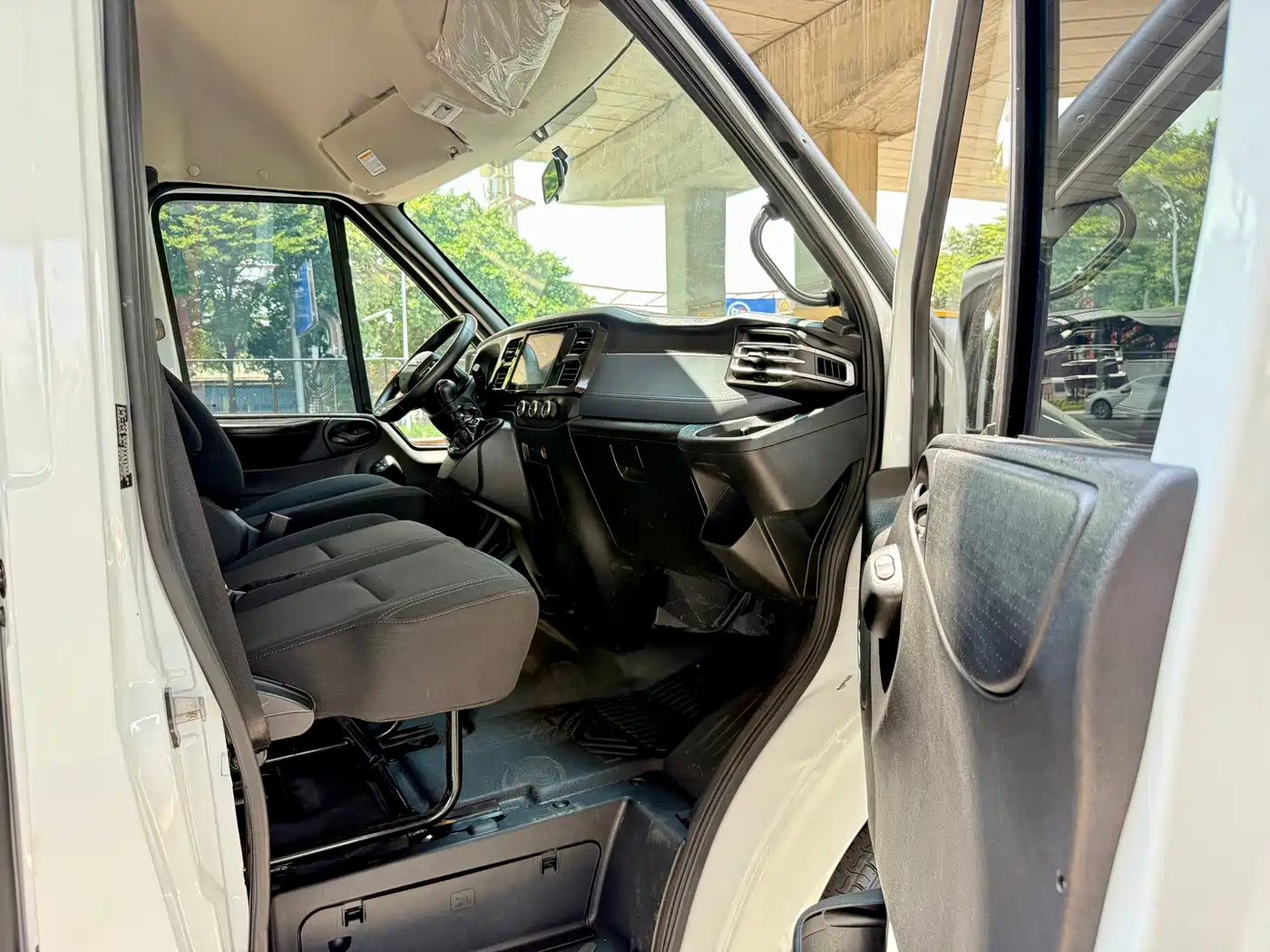 Jiangling JMC Fushun 2025 2025 Model 2.0T 6MT Diesel Short Wheelbase Medium-High Roof Commercial MPV 5/6 Seats