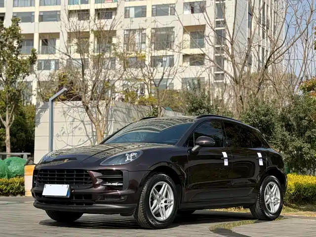 PORSCHE MACAN