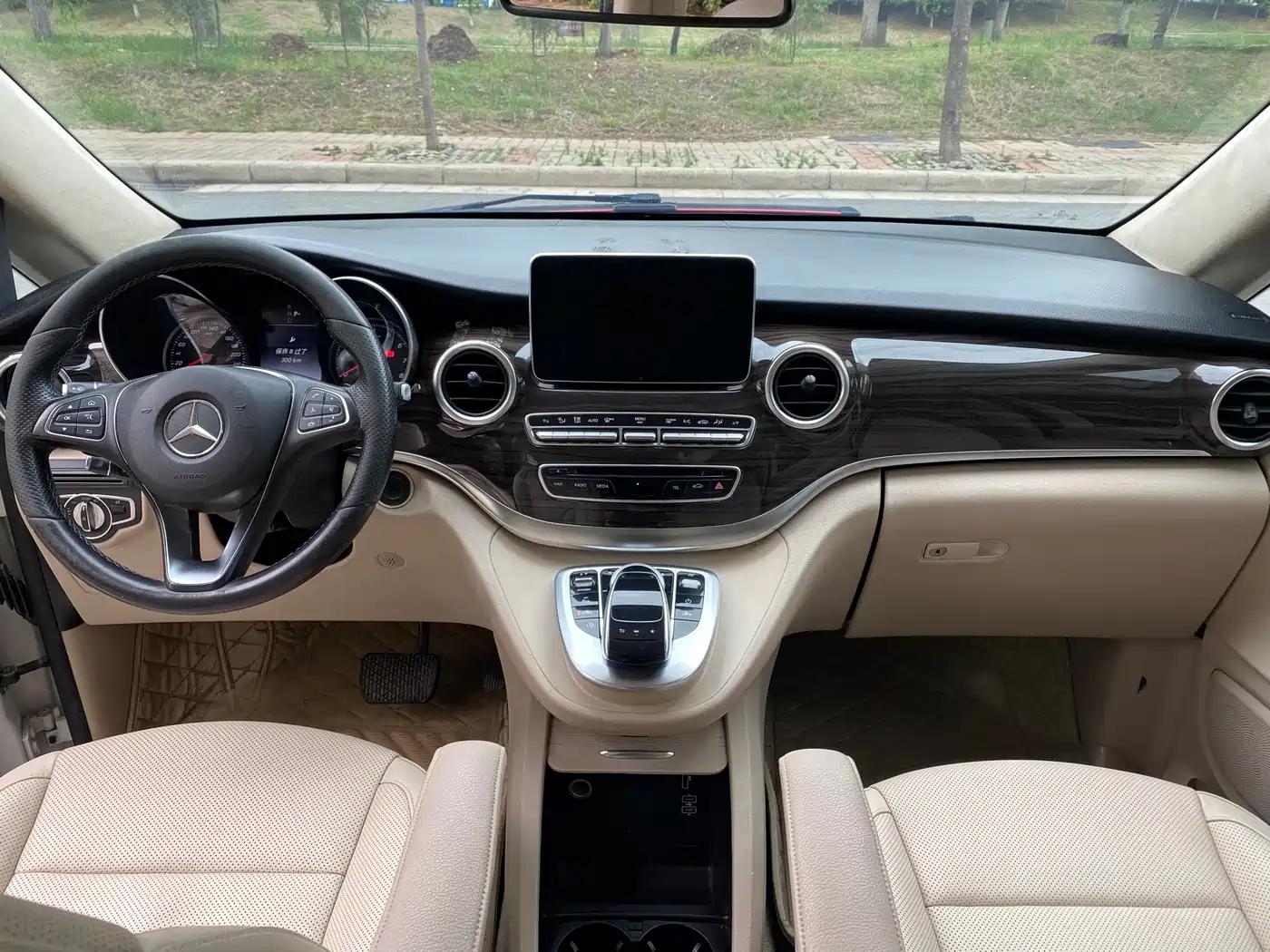 Mercedes-Benz V-Class 2017 Model V 260 Premium Edition фото 5