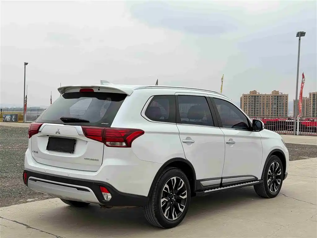 MITSUBISHI OUTLANDER