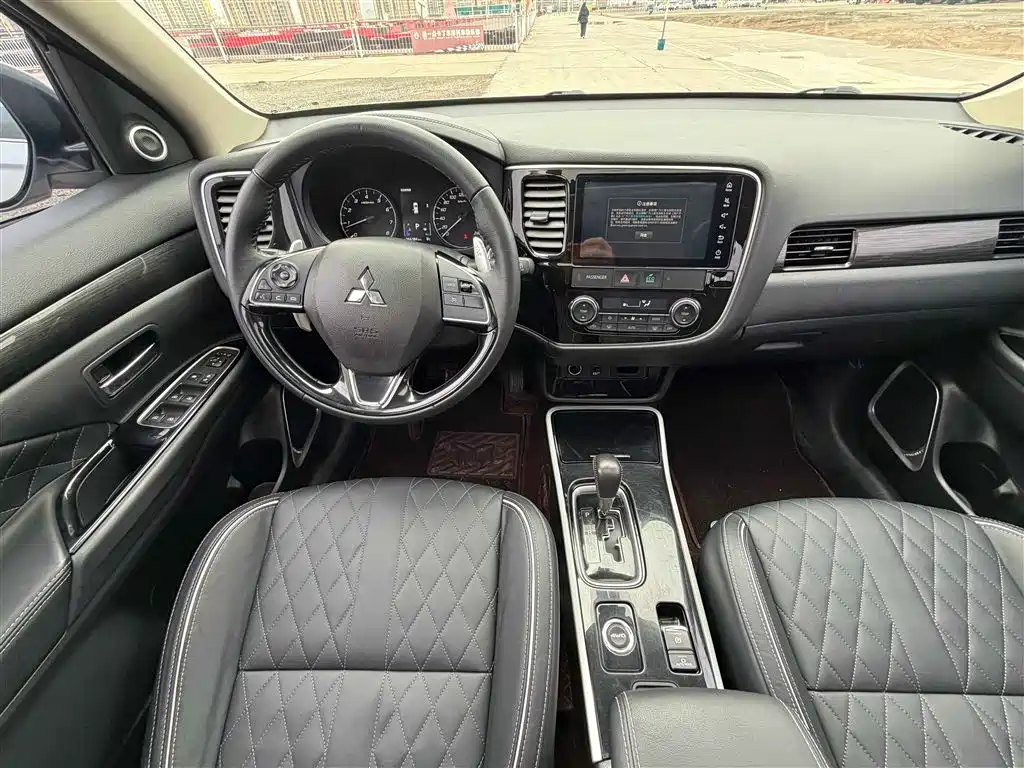 MITSUBISHI OUTLANDER