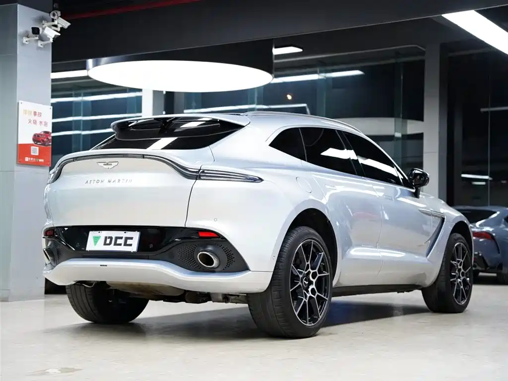 ASTON MARTIN DBX