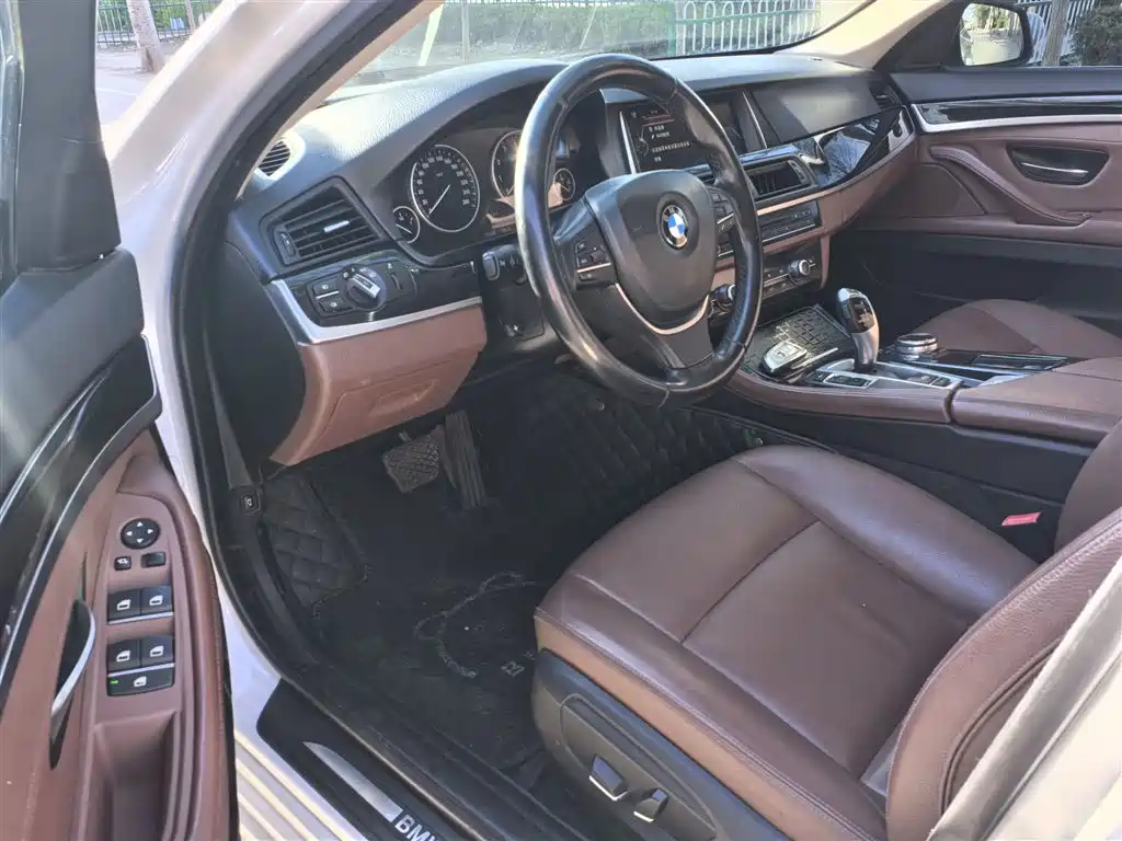 BMW 5 Series 2017 520Li Classic Edition фото 9