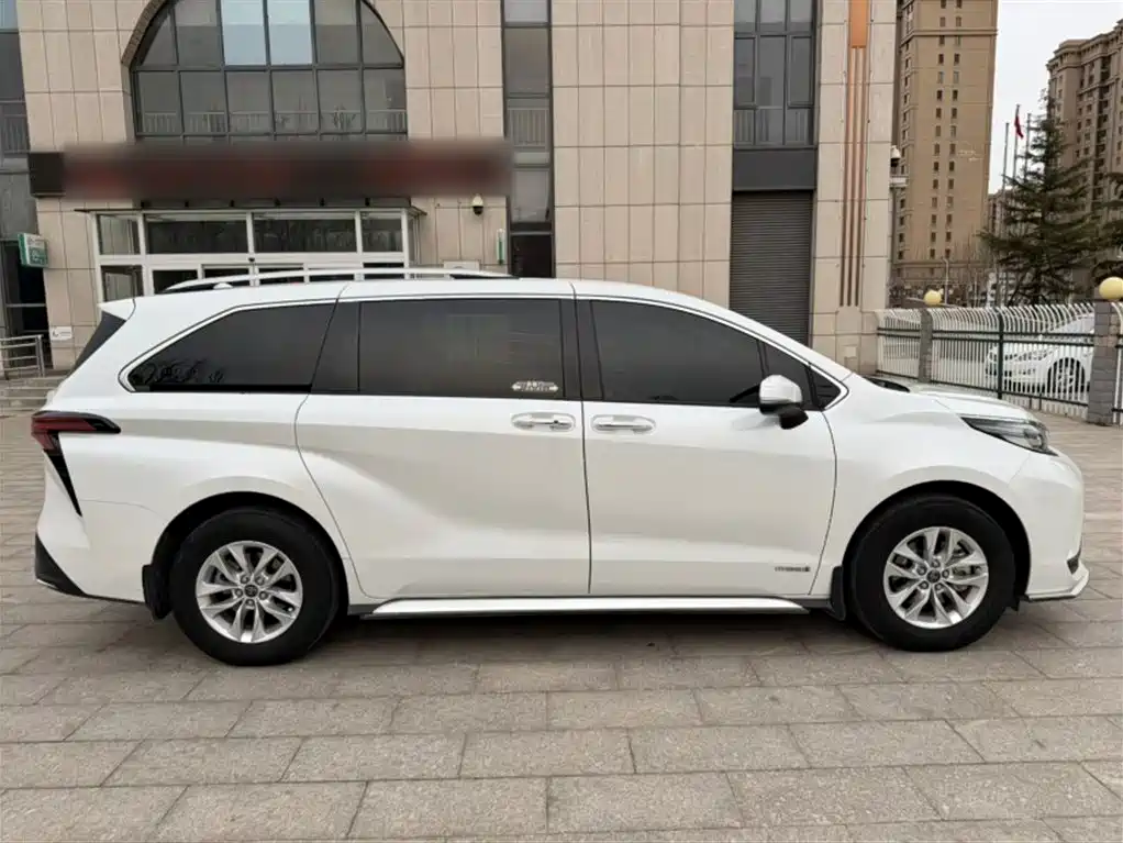 Toyota Granvia 2023 2.5L Hybrid Comfort Edition фото 9