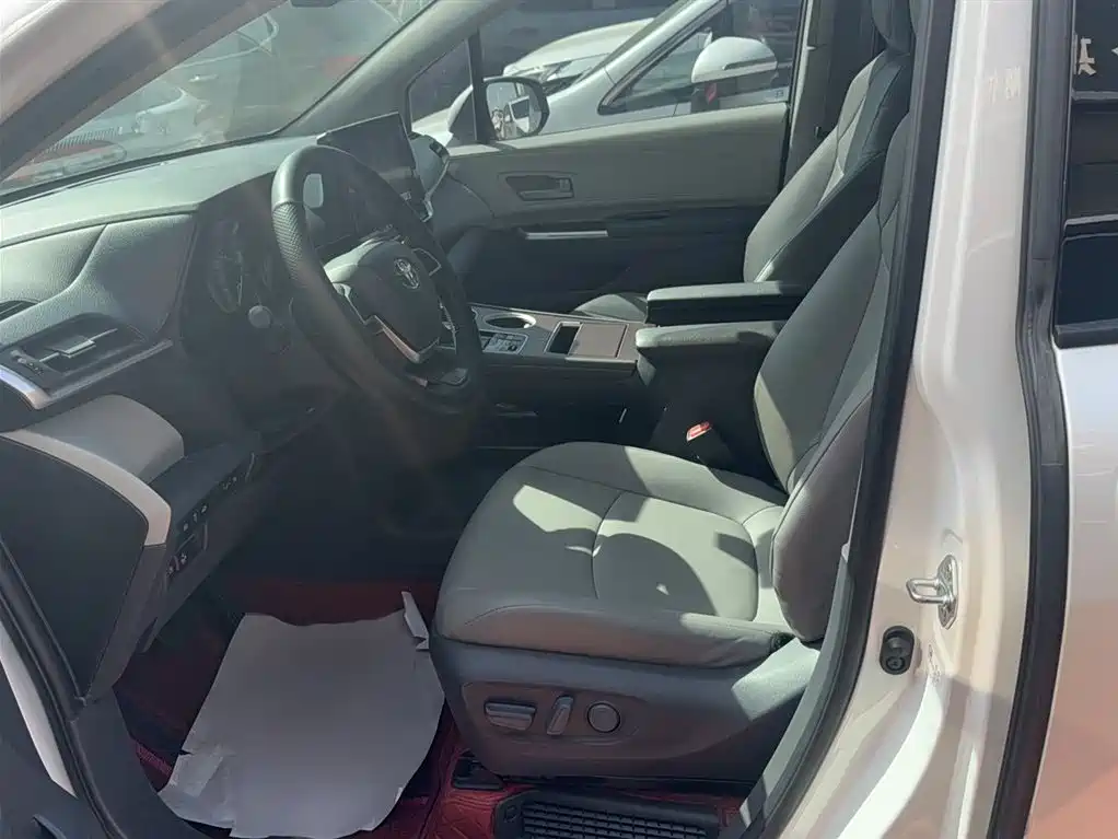 Toyota Granvia 2023 2.5L Hybrid Comfort Edition фото 10