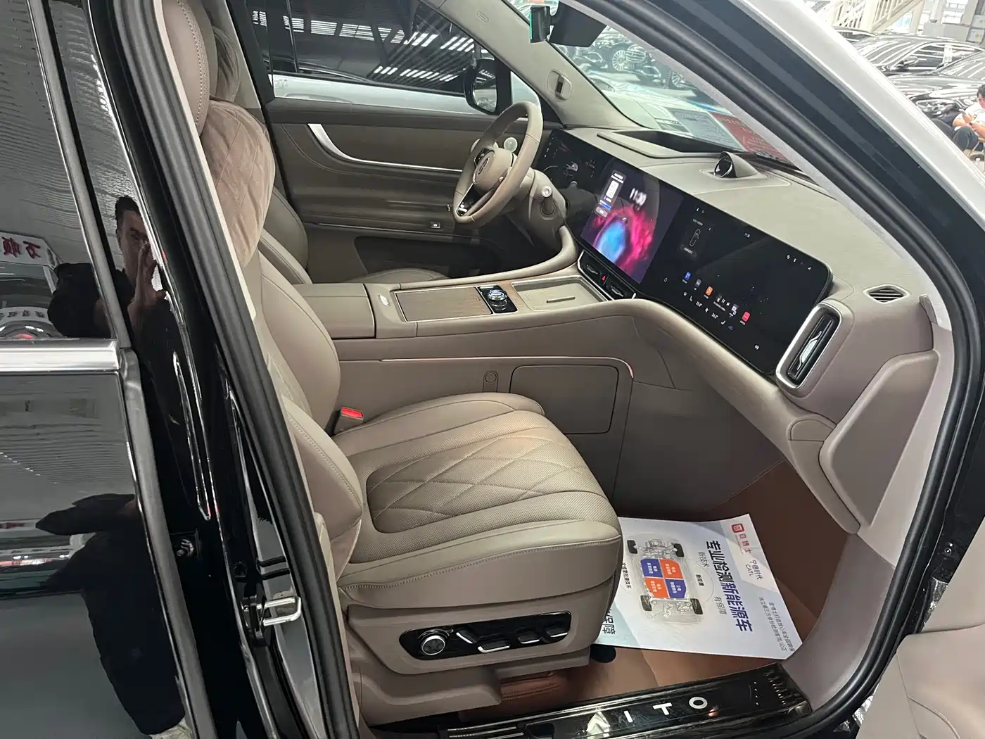AITO Wenjie AITO M9 2024 Extended Range Ultra 42kWh 6-Seater фото 8