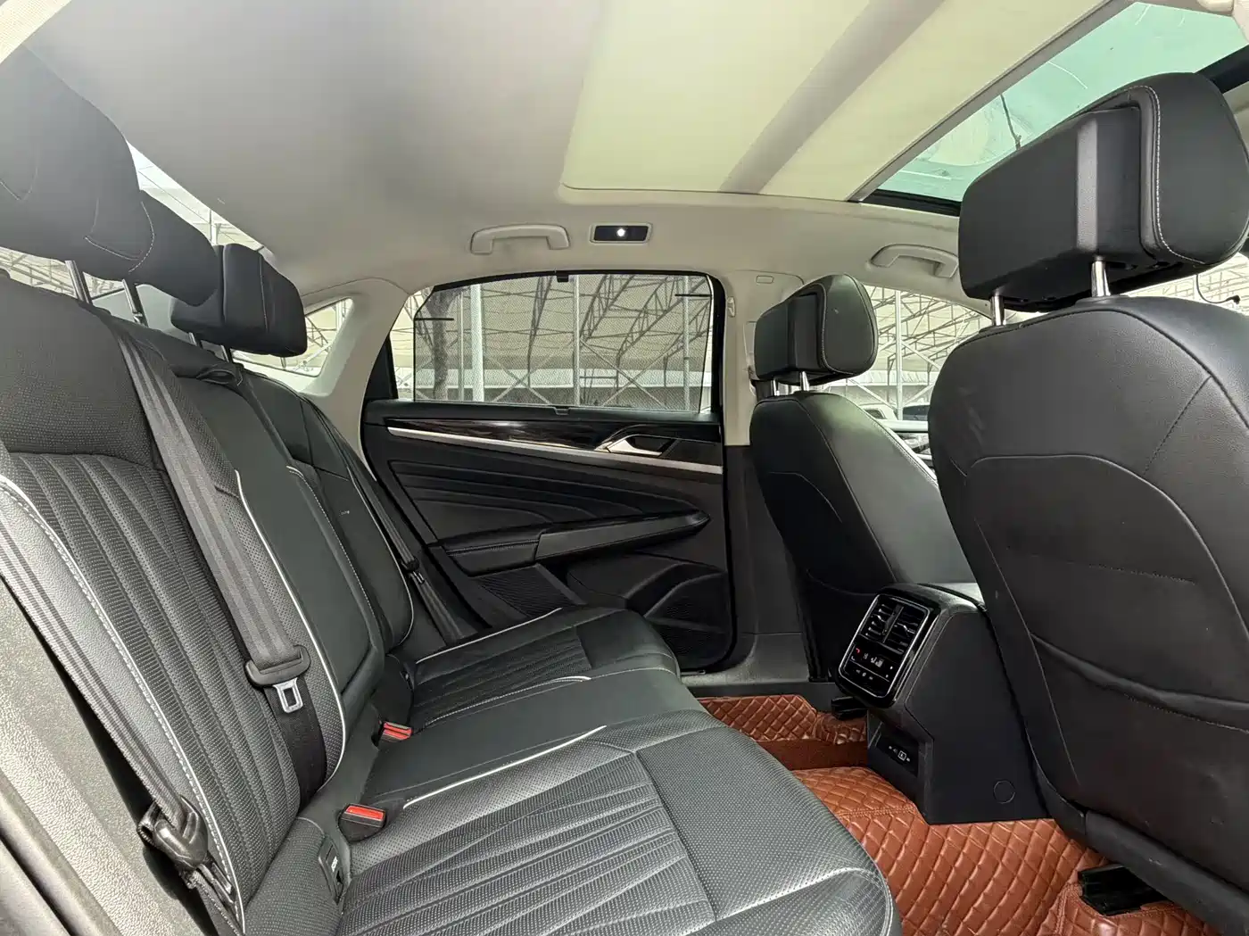 Volkswagen Passat 2023 330TSI Luxury Edition фото 17