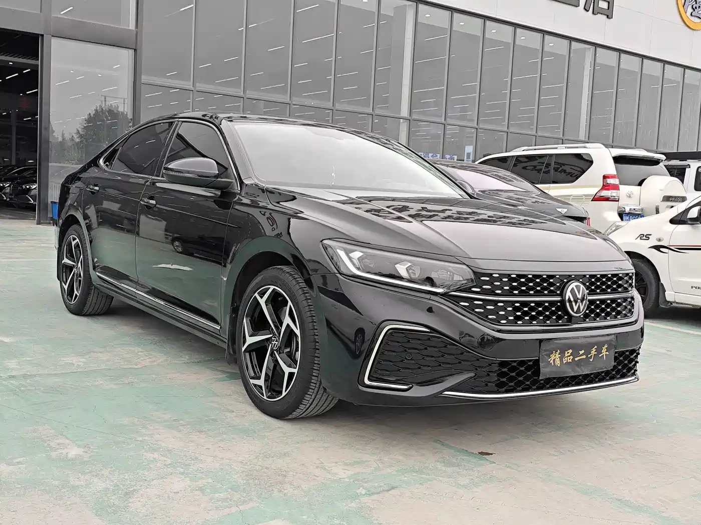 Volkswagen Passat 2023 330TSI Starlight Elite Edition фото 2