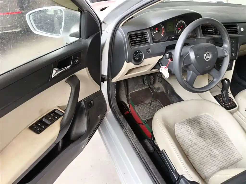 Škoda Rapid 2013 1.6L Automatic Smart Selection фото 16