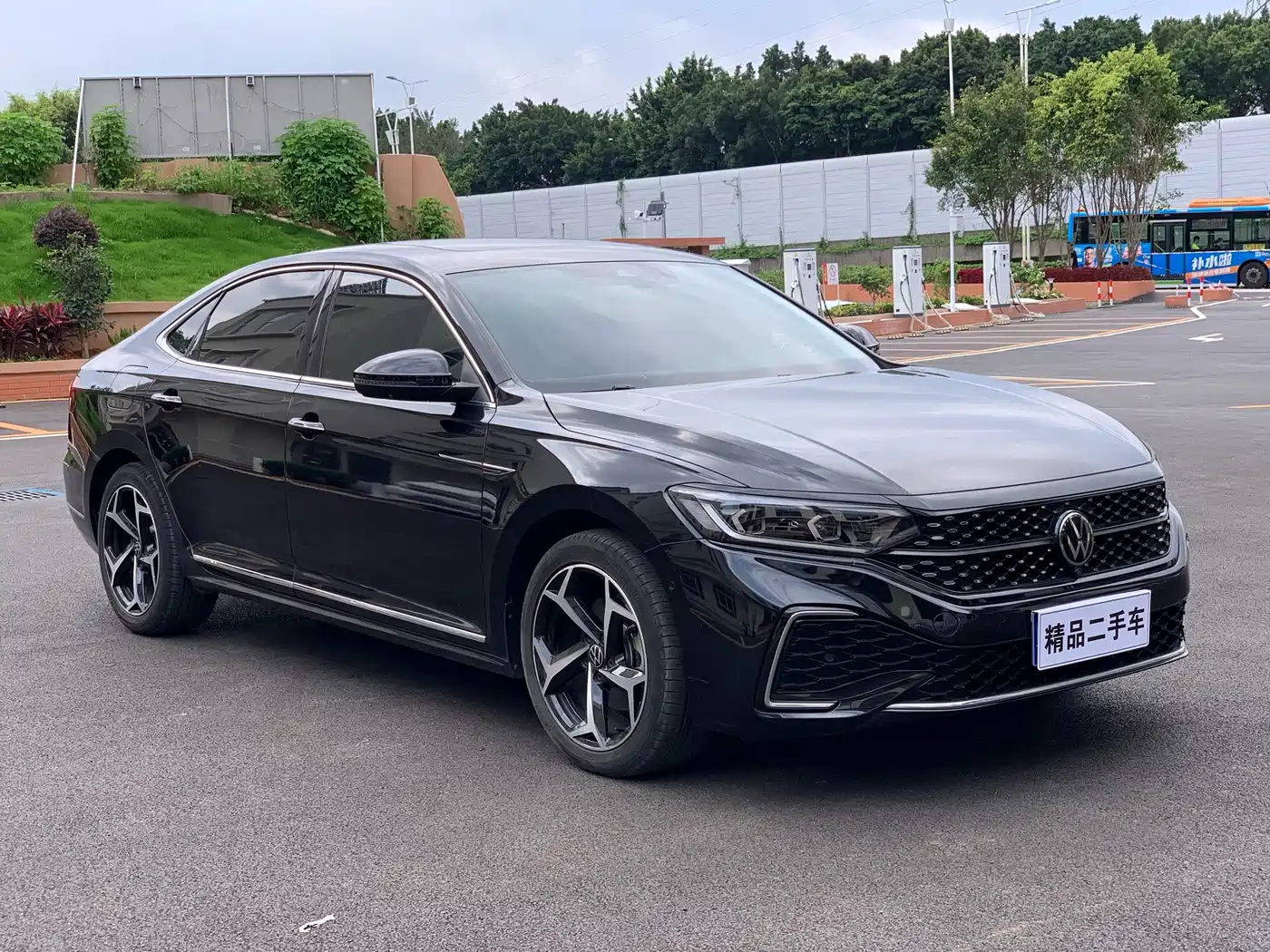 Volkswagen Passat 2023 330TSI Starlight Luxury Edition фото 3