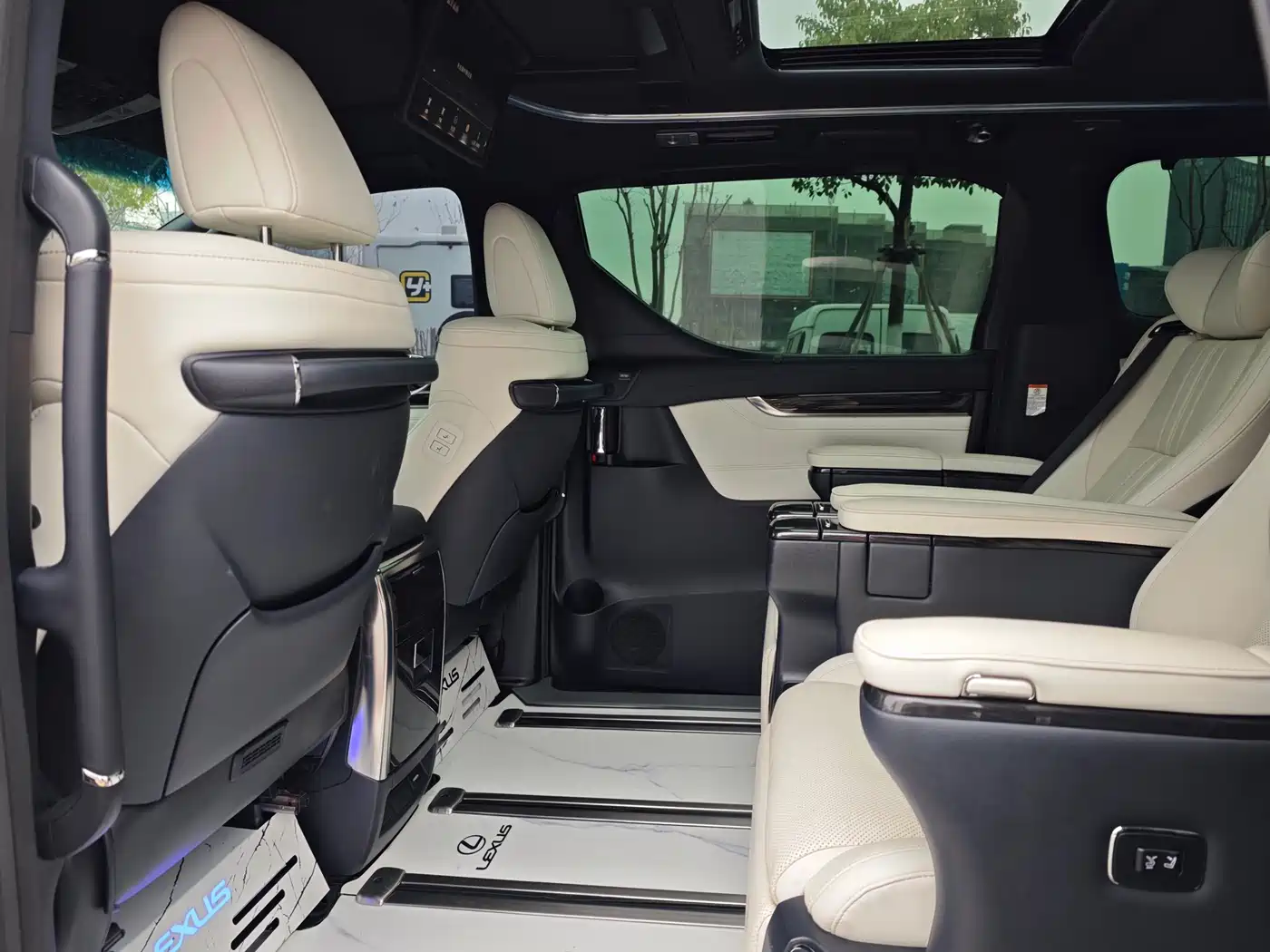 Lexus LM 2020 300h Seven-Seater Elegance Edition фото 13
