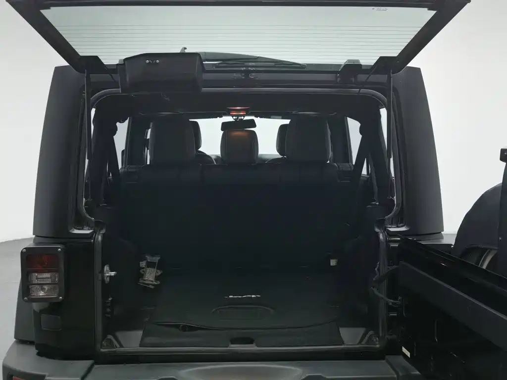 Photo 16 - Jeep Wrangler