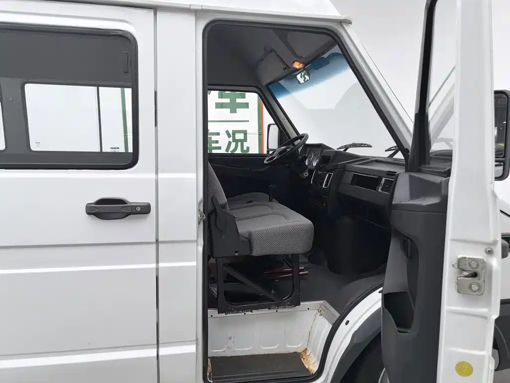 Iveco Daily 2023 2021 Model 2.5T A35 M1 Passenger Vehicle 5-9 Seats Short Wheelbase Medium Roof Dual Tires Manual Door