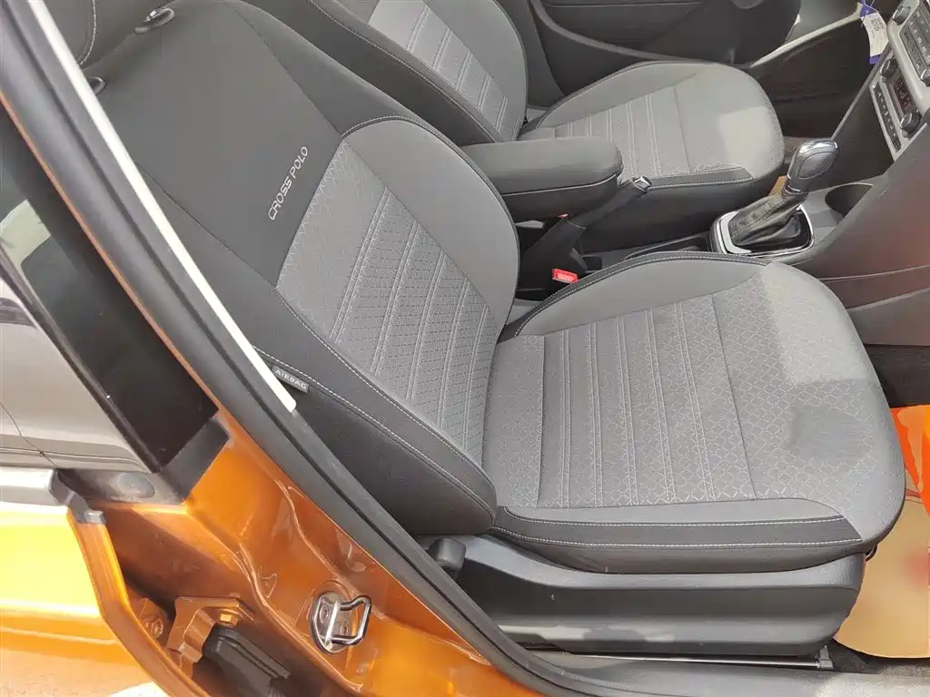 Volkswagen Polo 2016 1.6L Cross Polo Automatic фото 25