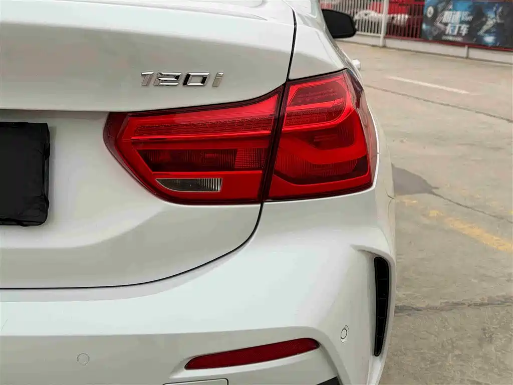 BMW 1 Series 2021 120i M Sport Shadow Edition фото 16