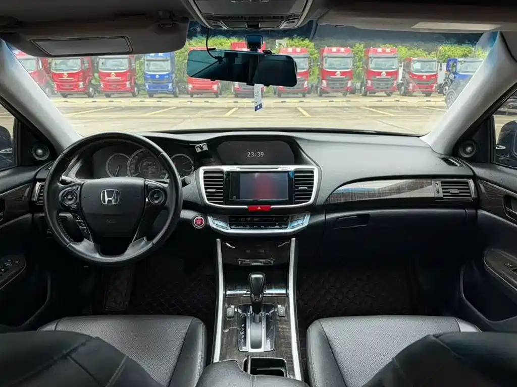 Photo 8 - Honda Accord