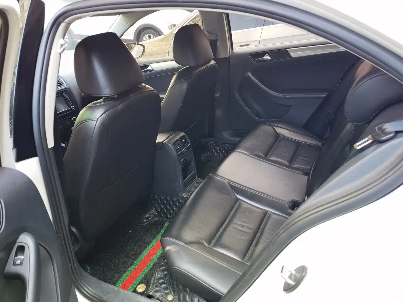Volkswagen Sagitar 2012 1.4TSI Automatic Luxury фото 9