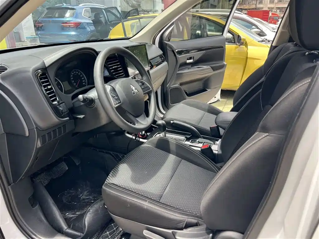 MITSUBISHI OUTLANDER