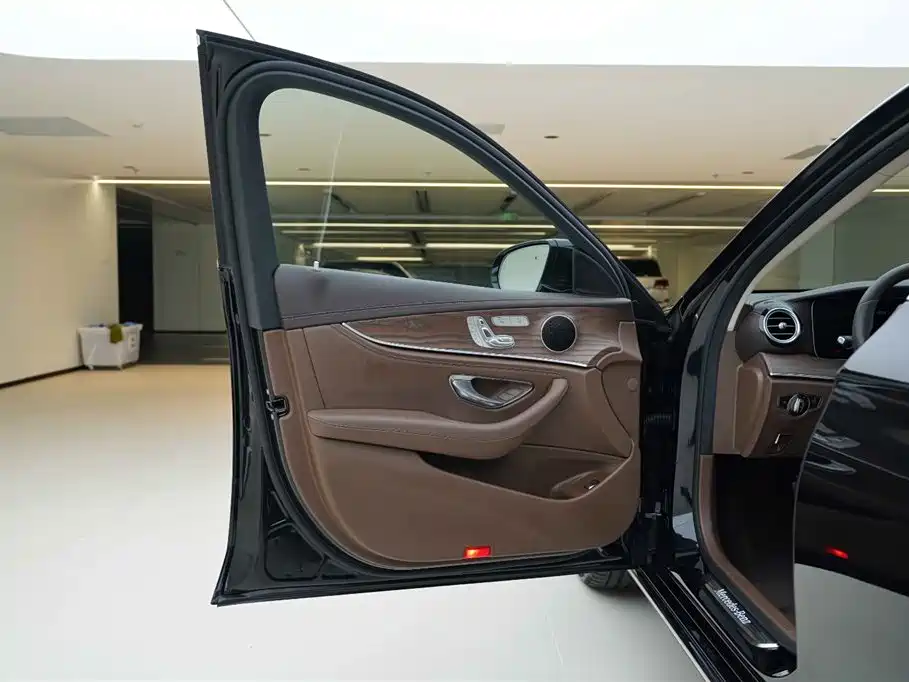 Mercedes-Benz E-Class 2023 E 300 L Fashion фото 16