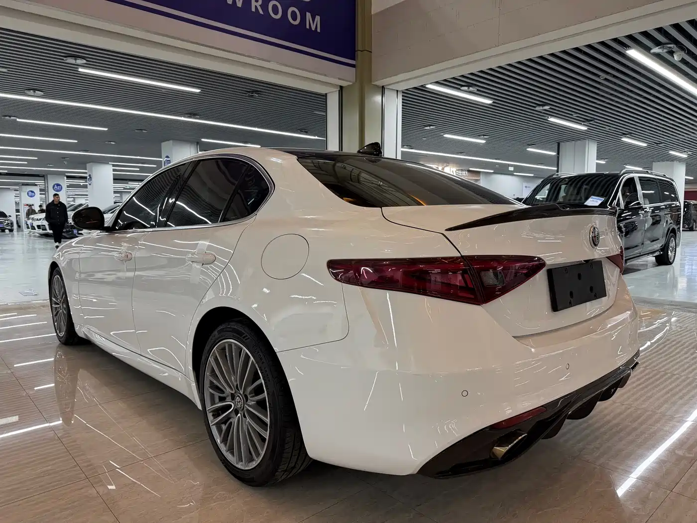 Alfa Romeo Giulia 2017 2.0T 280HP Luxury Edition фото 7