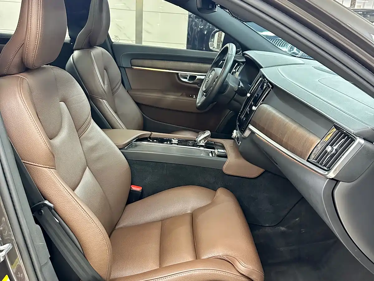 Фото 10 - Volvo S90