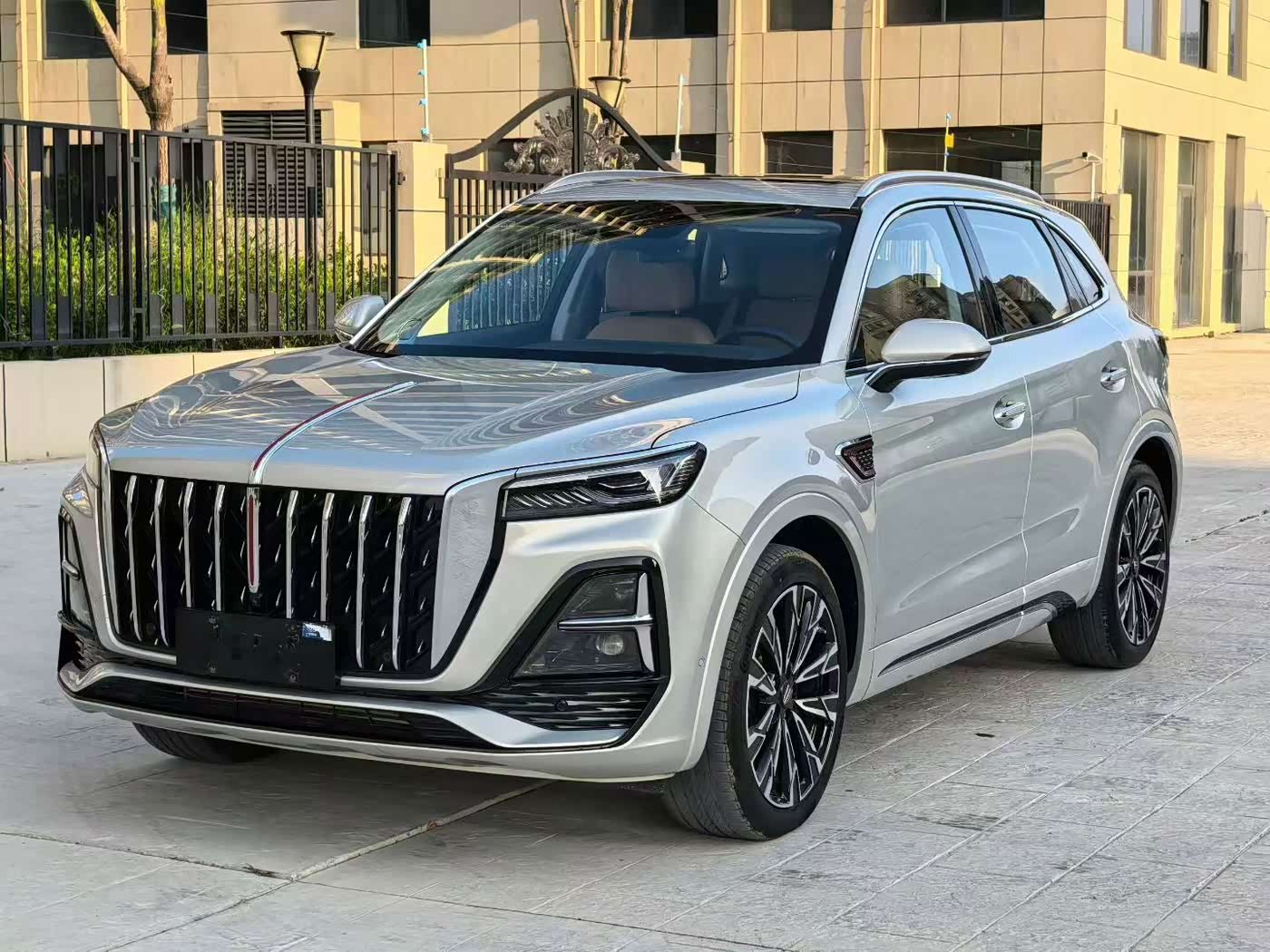 Hongqi HS5