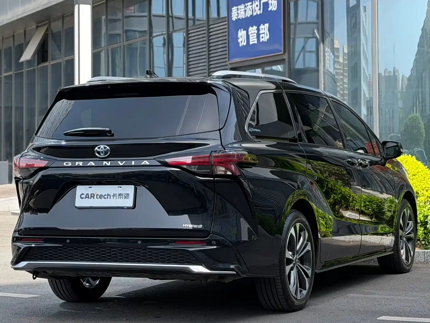 Toyota Granvia 2022 2.5L Hybrid Noble Edition фото 3