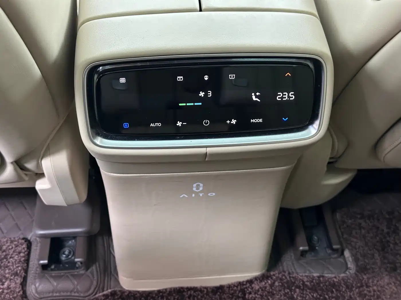 AITO Wenjie AITO M9 2024 Range Extender Ultra 52kWh 6-seater фото 16