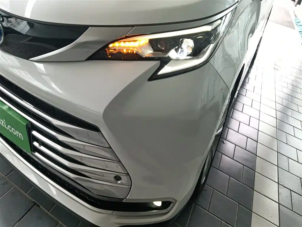 Toyota Sienna 2021 2.5L Hybrid Platinum Edition фото 24