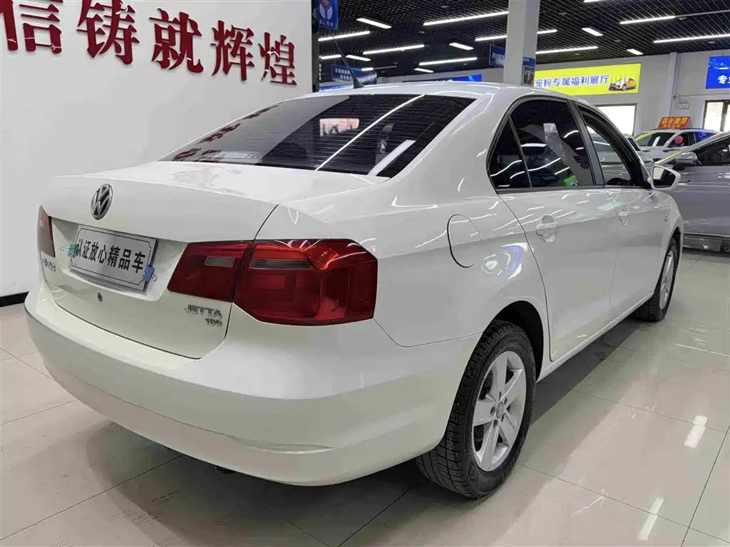 Volkswagen Jetta 2015 1.6L Manual Trend фото 4