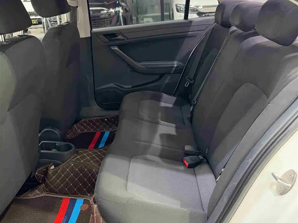 Volkswagen Jetta 2015 1.6L Manual Trend фото 8